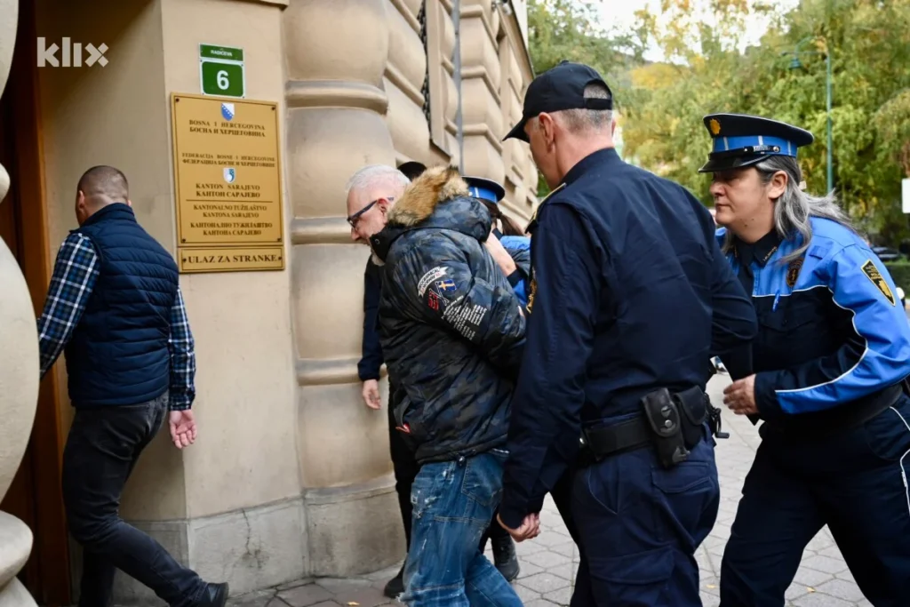 Amir Pašić Faćo u pratnji policajki