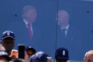 Svijet je u nevjerici gledao ko je trofej donio u ruke Donalda Trumpa: "Recite da ovo nije istina"