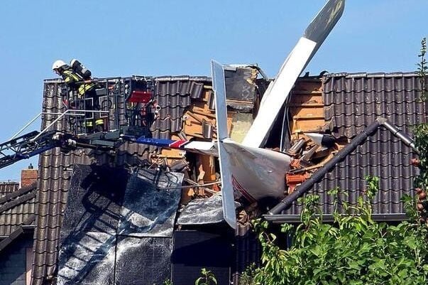 Avion se srušio na porodičnu kuću u Njemačkoj: Ima poginulih