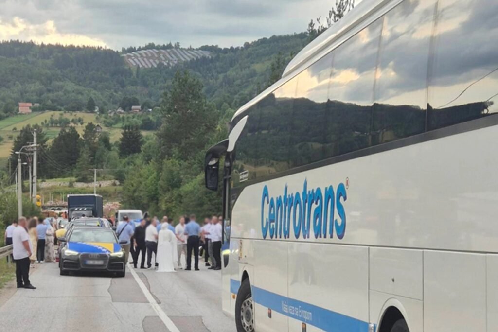Tuča više osoba blokirala saobraćaj na putu Sarajevo–Sokolac, policija na nogama