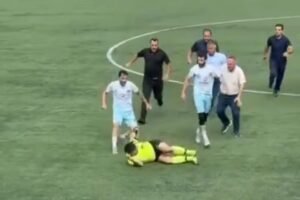 Utakmica završila haosom: Igrači tukli sudiju (VIDEO)