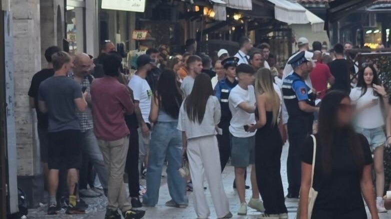Novi detalji pucnjave na Baščaršiji: Maskirani muškarac ispalio više hitaca prema lokalu