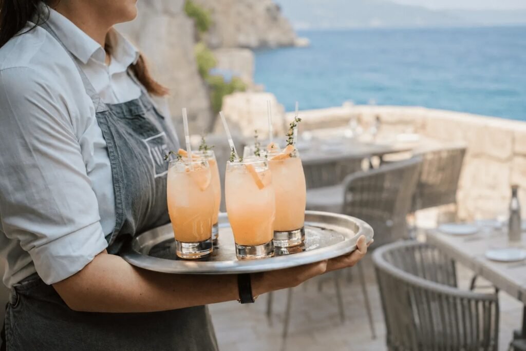 Konobarica ostala zatečena zbog bakšiša koji su joj ostavili turisti