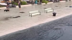 More se za nekoliko sekundi izlilo na obalu: Poplavljeni šetalište, restorani i kafići