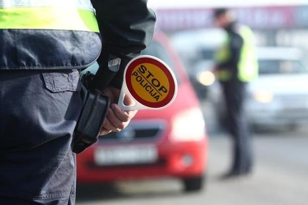 Mnogi vozači u BiH ovo ne znaju: Bez stikera na staklu prijete kazne do 1.000 KM