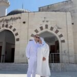 Folk pjevač Emir Habibović i njegova supruga Tamara Selimović vjenčali su se u džamiji u Baru, gdje su obavili šerijatsko vjenčanje. Pjevač nije krio sreću zbog važnog dana, a otkrio je i šta su jedno drugom obećali. Emir Habibović i Tamara Selimović svoju ljubav odlučili su ozvaničiti šerijatskim vjenčanjem u Islamskom centru Stari Bar. Za pjevača je ovaj čin imao posebno značenje, budući da je rođen u Baru. „Jesmo, obavili smo vjenčanje u Baru, u Islamskom centru Stari Bar. Naravno, tu sam rođen, kao što ste upućeni. Mi smo se preselili u Crnu Goru i, hvala Bogu, sve je u najboljem redu. Druga radost nam je što čekamo bebu u septembru. Meni je ovo prvi put, a, nadam se, i posljednji. Samo da smo živi i zdravi, a sloga i poštovanje jedno prema drugom su najbitniji“, rekao je Habibović. Tamara tri godine insistirala na šerijatskom vjenčanju Pjevač je otkrio da je upravo Tamara posljednje tri godine insistirala da obave šerijatsko vjenčanje. „Iskreno, ona je insistirala posljednje tri godine da obavimo tu dužnost. Znate kako, moje obaveze su uvijek nekako bile nepredvidive, uvijek nešto novo izađe. Morao sam uskladiti da i njeni roditelji budu tu, što je veoma važno za taj čin, kao i moji roditelji“, ispričao je. Na kraju su, kako kaže, sve dogovorili i odlučili da vjenčanje obave u Baru. Emir Habibović naglasio je da im je šerijatsko vjenčanje posebno važno zbog vjere, dok će građansko vjenčanje ostaviti za period nakon Tamarinog poroda. „Više nam je značajno pred Bogom, a općina će doći na red kada se Tamara porodi. O tom potom, kada bude mogla obući vjenčanicu, da i to ozvaničimo“, kazao je pjevač. Emir i Tamara obećali jedno drugom put u Meku i Medinu Govoreći o obavezama koje proizlaze iz šerijatskog braka, Habibović je priznao da nije u potpunosti upoznat sa svim pravilima, ali da zna za određene obaveze supružnika, uključujući pitanja koja se odnose na novac i nasljedstvo. Otkrio je i posebno obećanje koje su dali jedno drugom. „Mi smo obećali jedno drugom da idemo u Meku i Medinu. To nam nije trošak, to nam je obaveza“, rekao je Habibović. Pjevač je istakao da mu je Tamara svojim odnosom prema njihovom braku pokazala koliko joj je stalo do zajedničkog života i porodice. „Meni je Tamara dokazala, da budem iskren. I treće dijete nam je na putu“, kazao je. Habibović je pritom naglasio da niko ne može znati šta budućnost nosi, ali da je najvažnije da se supružnici međusobno poštuju, trude i čuvaju zajedništvo. „Koliko se ona trudi da ne pogriješi, toliko ću i ja, i daj Bože da opstanemo“, iskreno je poručio pjevač. Emir i Tamara sada s nestrpljenjem iščekuju prinovu, a građansko vjenčanje planiraju organizovati nakon poroda.