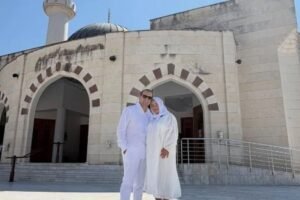 Folk pjevač Emir Habibović i njegova supruga Tamara Selimović vjenčali su se u džamiji u Baru, gdje su obavili šerijatsko vjenčanje. Pjevač nije krio sreću zbog važnog dana, a otkrio je i šta su jedno drugom obećali. Emir Habibović i Tamara Selimović svoju ljubav odlučili su ozvaničiti šerijatskim vjenčanjem u Islamskom centru Stari Bar. Za pjevača je ovaj čin imao posebno značenje, budući da je rođen u Baru. „Jesmo, obavili smo vjenčanje u Baru, u Islamskom centru Stari Bar. Naravno, tu sam rođen, kao što ste upućeni. Mi smo se preselili u Crnu Goru i, hvala Bogu, sve je u najboljem redu. Druga radost nam je što čekamo bebu u septembru. Meni je ovo prvi put, a, nadam se, i posljednji. Samo da smo živi i zdravi, a sloga i poštovanje jedno prema drugom su najbitniji“, rekao je Habibović. Tamara tri godine insistirala na šerijatskom vjenčanju Pjevač je otkrio da je upravo Tamara posljednje tri godine insistirala da obave šerijatsko vjenčanje. „Iskreno, ona je insistirala posljednje tri godine da obavimo tu dužnost. Znate kako, moje obaveze su uvijek nekako bile nepredvidive, uvijek nešto novo izađe. Morao sam uskladiti da i njeni roditelji budu tu, što je veoma važno za taj čin, kao i moji roditelji“, ispričao je. Na kraju su, kako kaže, sve dogovorili i odlučili da vjenčanje obave u Baru. Emir Habibović naglasio je da im je šerijatsko vjenčanje posebno važno zbog vjere, dok će građansko vjenčanje ostaviti za period nakon Tamarinog poroda. „Više nam je značajno pred Bogom, a općina će doći na red kada se Tamara porodi. O tom potom, kada bude mogla obući vjenčanicu, da i to ozvaničimo“, kazao je pjevač. Emir i Tamara obećali jedno drugom put u Meku i Medinu Govoreći o obavezama koje proizlaze iz šerijatskog braka, Habibović je priznao da nije u potpunosti upoznat sa svim pravilima, ali da zna za određene obaveze supružnika, uključujući pitanja koja se odnose na novac i nasljedstvo. Otkrio je i posebno obećanje koje su dali jedno drugom. „Mi smo obećali jedno drugom da idemo u Meku i Medinu. To nam nije trošak, to nam je obaveza“, rekao je Habibović. Pjevač je istakao da mu je Tamara svojim odnosom prema njihovom braku pokazala koliko joj je stalo do zajedničkog života i porodice. „Meni je Tamara dokazala, da budem iskren. I treće dijete nam je na putu“, kazao je. Habibović je pritom naglasio da niko ne može znati šta budućnost nosi, ali da je najvažnije da se supružnici međusobno poštuju, trude i čuvaju zajedništvo. „Koliko se ona trudi da ne pogriješi, toliko ću i ja, i daj Bože da opstanemo“, iskreno je poručio pjevač. Emir i Tamara sada s nestrpljenjem iščekuju prinovu, a građansko vjenčanje planiraju organizovati nakon poroda.