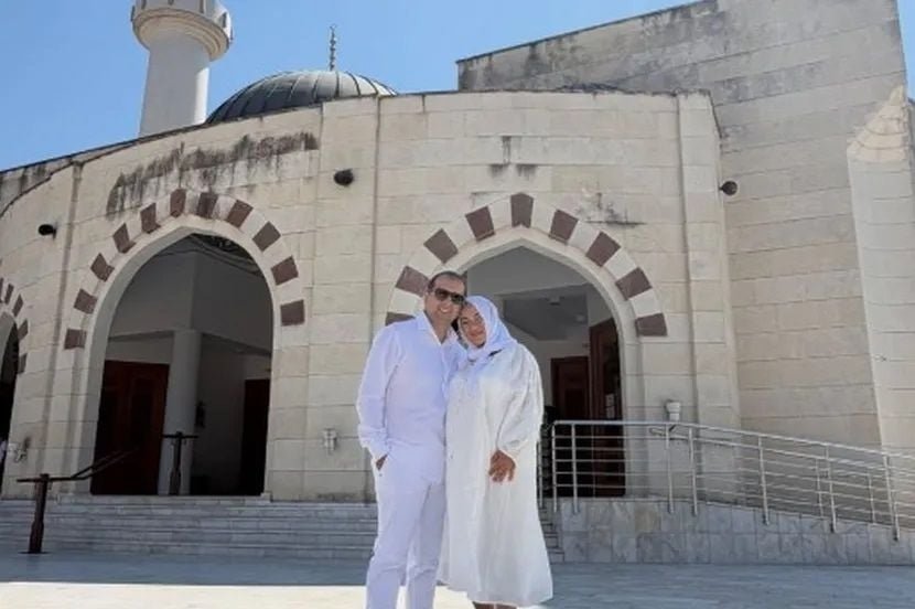 Folk pjevač Emir Habibović i njegova supruga Tamara Selimović vjenčali su se u džamiji u Baru, gdje su obavili šerijatsko vjenčanje. Pjevač nije krio sreću zbog važnog dana, a otkrio je i šta su jedno drugom obećali. Emir Habibović i Tamara Selimović svoju ljubav odlučili su ozvaničiti šerijatskim vjenčanjem u Islamskom centru Stari Bar. Za pjevača je ovaj čin imao posebno značenje, budući da je rođen u Baru. „Jesmo, obavili smo vjenčanje u Baru, u Islamskom centru Stari Bar. Naravno, tu sam rođen, kao što ste upućeni. Mi smo se preselili u Crnu Goru i, hvala Bogu, sve je u najboljem redu. Druga radost nam je što čekamo bebu u septembru. Meni je ovo prvi put, a, nadam se, i posljednji. Samo da smo živi i zdravi, a sloga i poštovanje jedno prema drugom su najbitniji“, rekao je Habibović. Tamara tri godine insistirala na šerijatskom vjenčanju Pjevač je otkrio da je upravo Tamara posljednje tri godine insistirala da obave šerijatsko vjenčanje. „Iskreno, ona je insistirala posljednje tri godine da obavimo tu dužnost. Znate kako, moje obaveze su uvijek nekako bile nepredvidive, uvijek nešto novo izađe. Morao sam uskladiti da i njeni roditelji budu tu, što je veoma važno za taj čin, kao i moji roditelji“, ispričao je. Na kraju su, kako kaže, sve dogovorili i odlučili da vjenčanje obave u Baru. Emir Habibović naglasio je da im je šerijatsko vjenčanje posebno važno zbog vjere, dok će građansko vjenčanje ostaviti za period nakon Tamarinog poroda. „Više nam je značajno pred Bogom, a općina će doći na red kada se Tamara porodi. O tom potom, kada bude mogla obući vjenčanicu, da i to ozvaničimo“, kazao je pjevač. Emir i Tamara obećali jedno drugom put u Meku i Medinu Govoreći o obavezama koje proizlaze iz šerijatskog braka, Habibović je priznao da nije u potpunosti upoznat sa svim pravilima, ali da zna za određene obaveze supružnika, uključujući pitanja koja se odnose na novac i nasljedstvo. Otkrio je i posebno obećanje koje su dali jedno drugom. „Mi smo obećali jedno drugom da idemo u Meku i Medinu. To nam nije trošak, to nam je obaveza“, rekao je Habibović. Pjevač je istakao da mu je Tamara svojim odnosom prema njihovom braku pokazala koliko joj je stalo do zajedničkog života i porodice. „Meni je Tamara dokazala, da budem iskren. I treće dijete nam je na putu“, kazao je. Habibović je pritom naglasio da niko ne može znati šta budućnost nosi, ali da je najvažnije da se supružnici međusobno poštuju, trude i čuvaju zajedništvo. „Koliko se ona trudi da ne pogriješi, toliko ću i ja, i daj Bože da opstanemo“, iskreno je poručio pjevač. Emir i Tamara sada s nestrpljenjem iščekuju prinovu, a građansko vjenčanje planiraju organizovati nakon poroda.