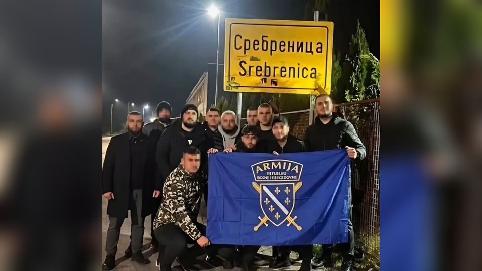 Muškarci u Srebrenici podigli zastavu ARBiH, Nenad Nešić ponovo provocira