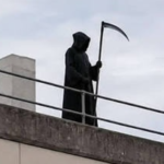 Muškarac obučen kao "Kosac smrti" uhapšen nakon što je plašio pacijente i ljekare s krova bolnice