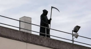 Muškarac obučen kao "Kosac smrti" uhapšen nakon što je plašio pacijente i ljekare s krova bolnice