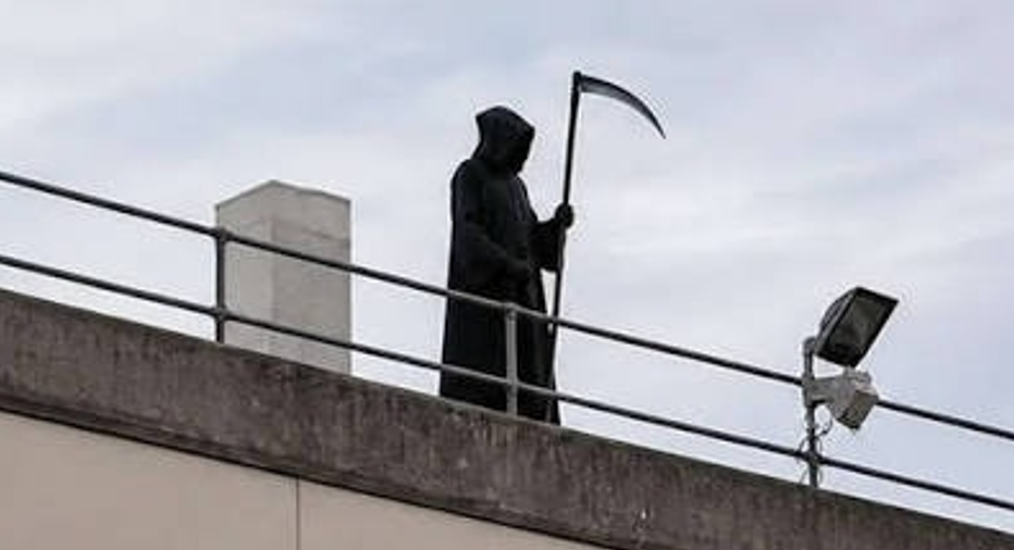 Muškarac obučen kao "Kosac smrti" uhapšen nakon što je plašio pacijente i ljekare s krova bolnice