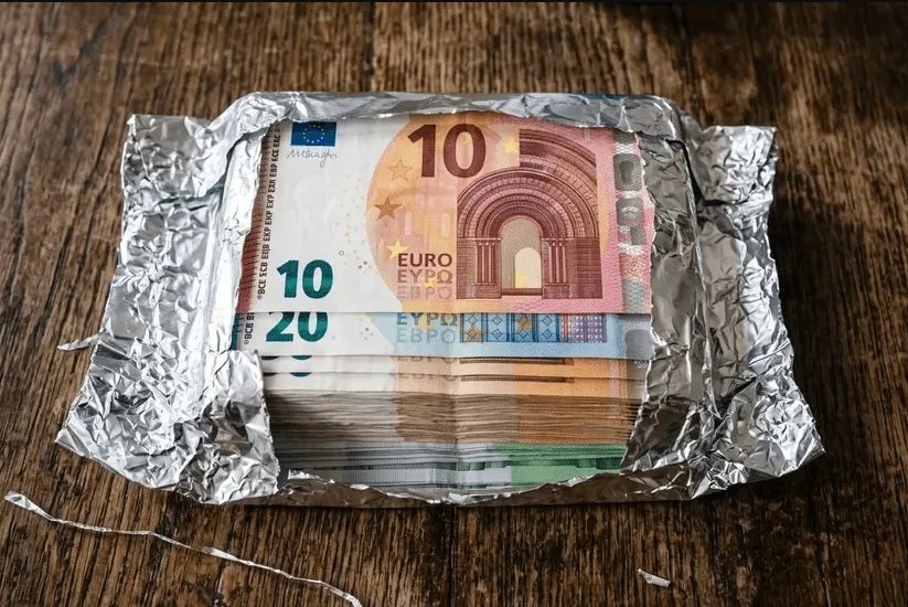 Ljudi sve češće umotavaju novac u aluminijsku foliju i za to imaju veoma dobar razlog