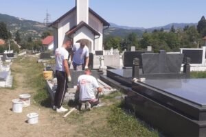 Devastirano katoličko groblje kod Travnika: Jasmin Zahirović besplatno obnovio oštećene spomenike