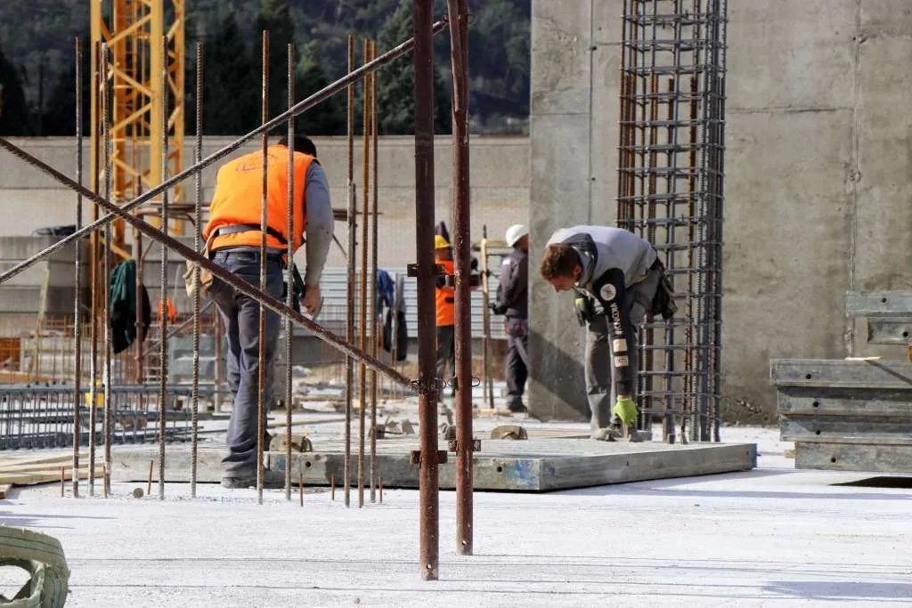 Sezonac iz BiH progovorio, došao kao portir u luksuzni hotel, a završio na gradilištu