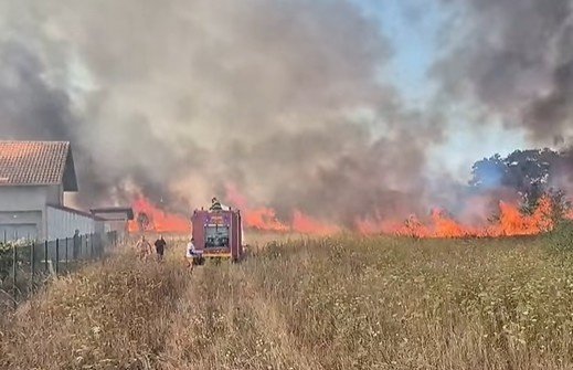 Požar buknuo kod Laktaša: Mještani evakuisani, vatrogasci na terenu
