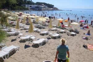 SLIKAO NATPIS NA PLAŽI I IZAZVAO BURU: "100 eura za ovo? Baš su pretjerali"