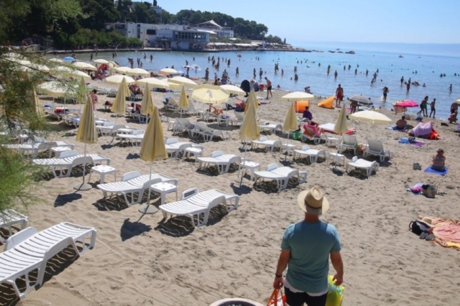 SLIKAO NATPIS NA PLAŽI I IZAZVAO BURU: "100 eura za ovo? Baš su pretjerali"
