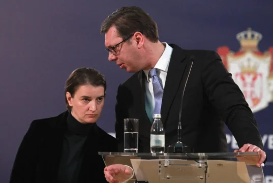 Vučić predao Ani Brnabić predsedničku dužnost uz – buket ruža (VIDEO)