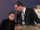 Vučić predao Ani Brnabić predsedničku dužnost uz – buket ruža (VIDEO)